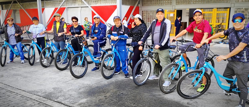 Pensionados del FONCEP con sus acompañantes que disfrutaron del evento en bibicleta.