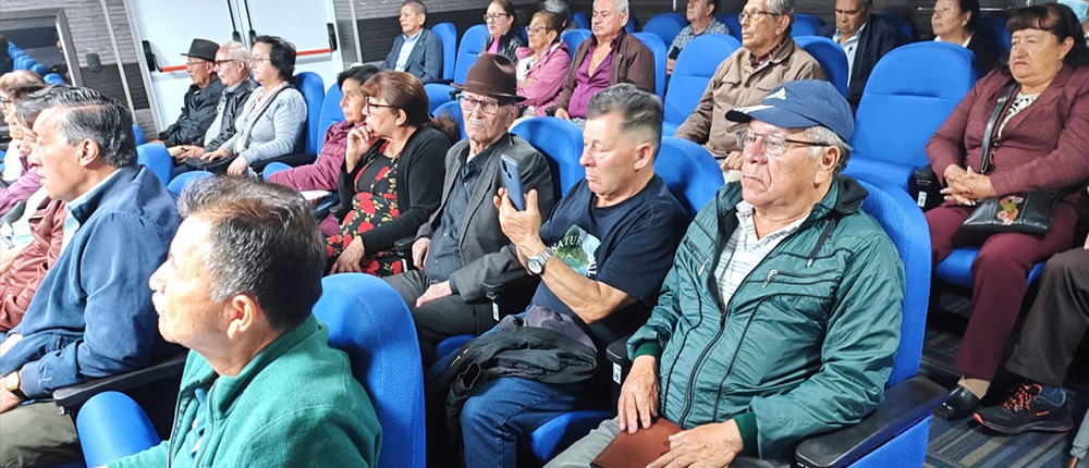 Personas mayores reunidas en auditorio