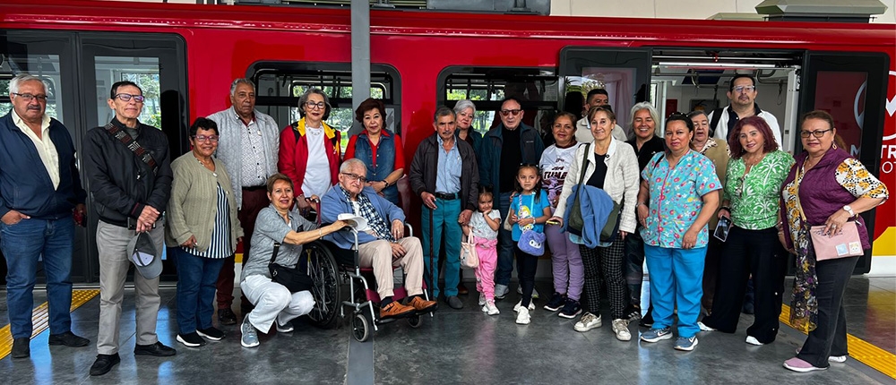 Personas mayores reunidas al aire libre metro atras